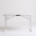 Table pliante rectangulaire aux lignes épurées, coloris blanc