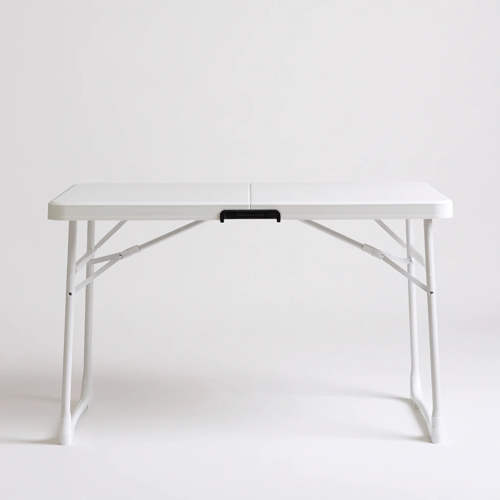 Table pliante rectangulaire aux lignes épurées, coloris blanc